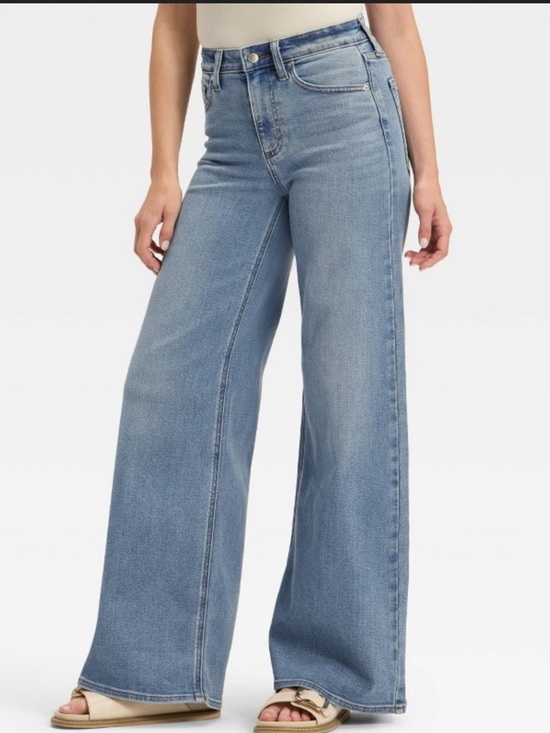 Universal Thread Denim - Women's High-Rise Wide Leg Jeans - Universal
Thread™ Medium Wash 4